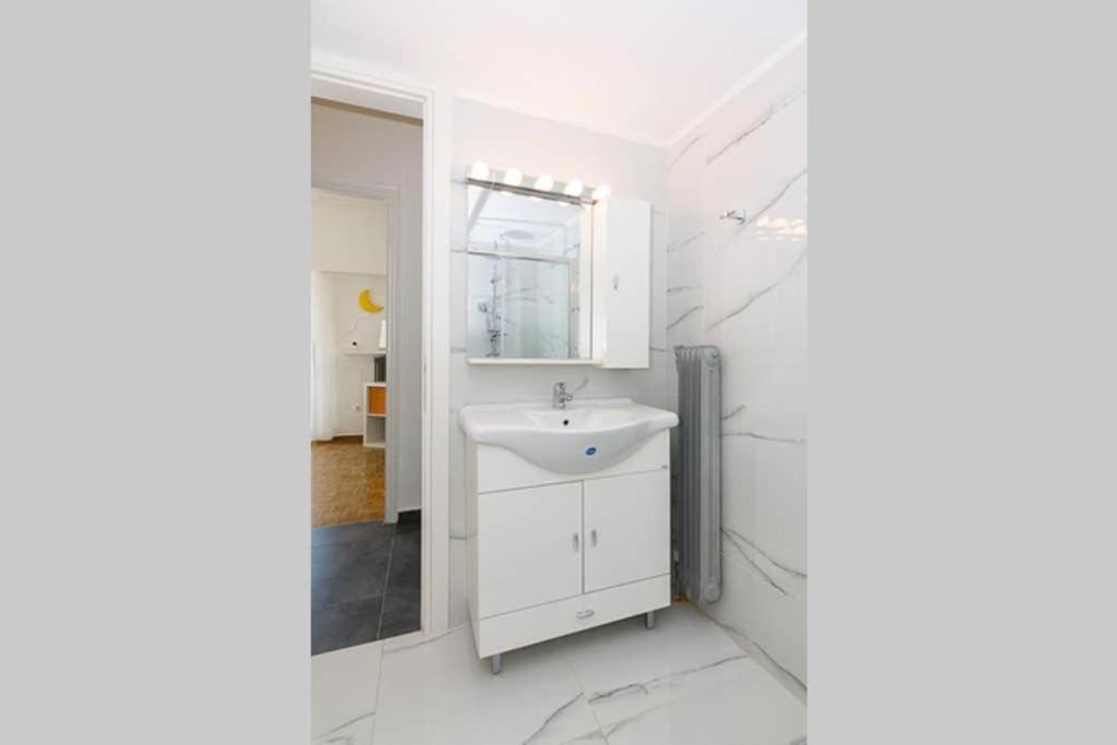 Sunlit 2Br Oasis In Metaxourghio 3Min From Metro Apartment Атина Екстериор снимка