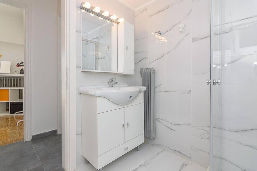 Sunlit 2Br Oasis In Metaxourghio 3Min From Metro Apartment Атина Екстериор снимка