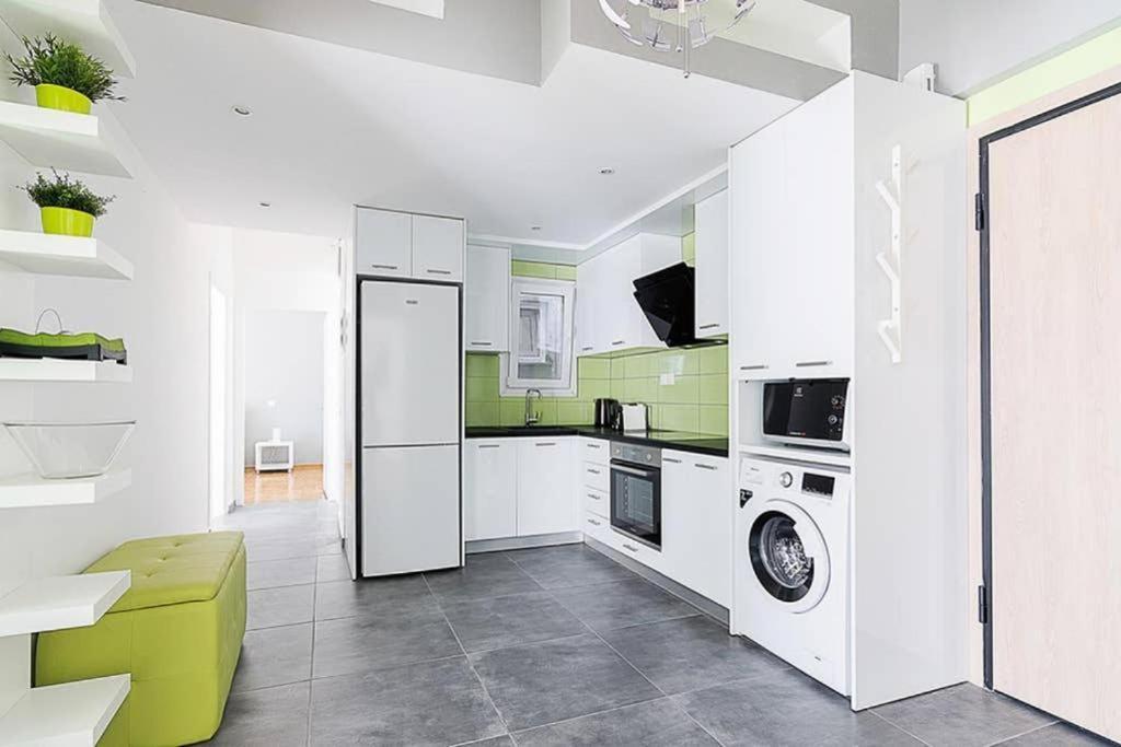 Sunlit 2Br Oasis In Metaxourghio 3Min From Metro Apartment Атина Екстериор снимка
