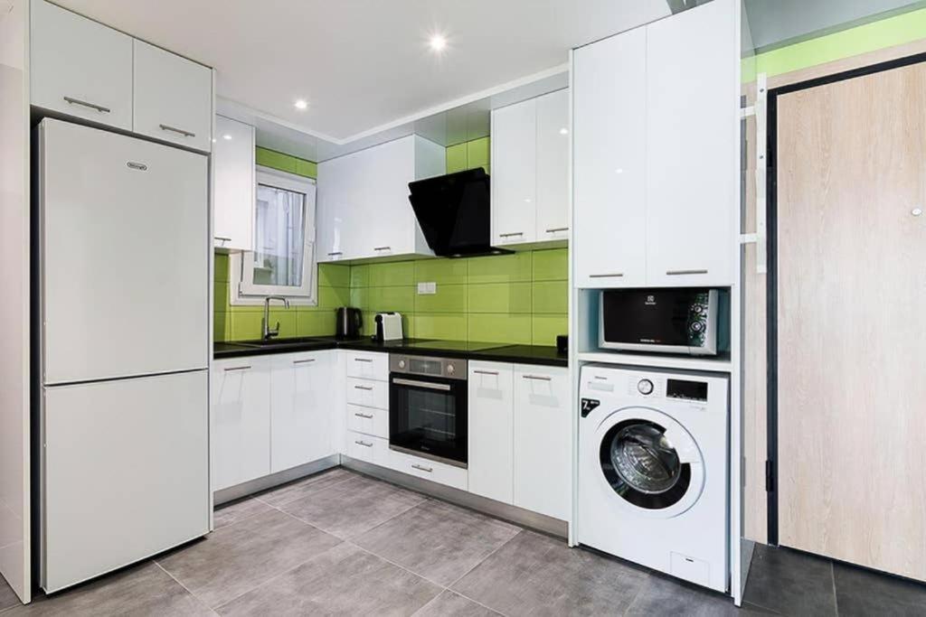 Sunlit 2Br Oasis In Metaxourghio 3Min From Metro Apartment Атина Екстериор снимка
