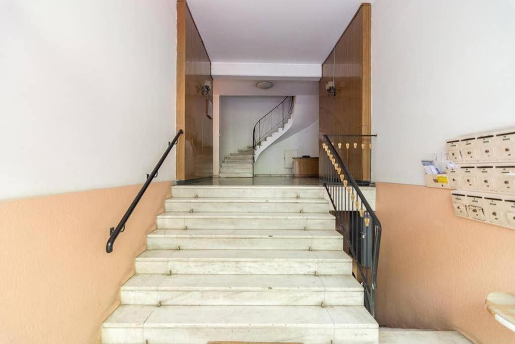 Sunlit 2Br Oasis In Metaxourghio 3Min From Metro Apartment Атина Екстериор снимка