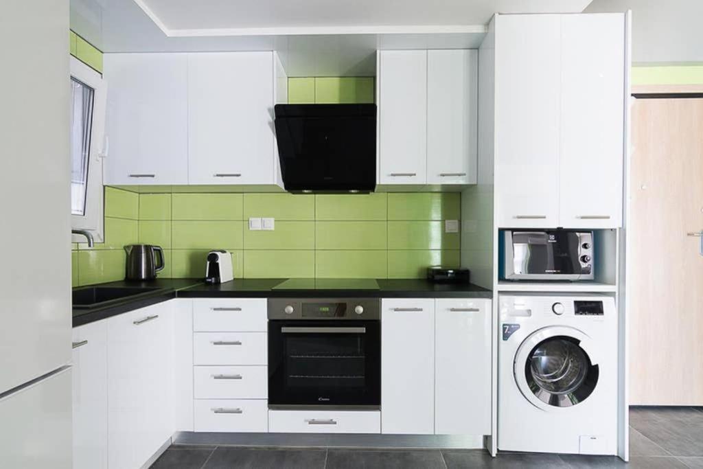 Sunlit 2Br Oasis In Metaxourghio 3Min From Metro Apartment Атина Екстериор снимка