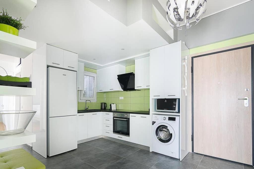 Sunlit 2Br Oasis In Metaxourghio 3Min From Metro Apartment Атина Екстериор снимка